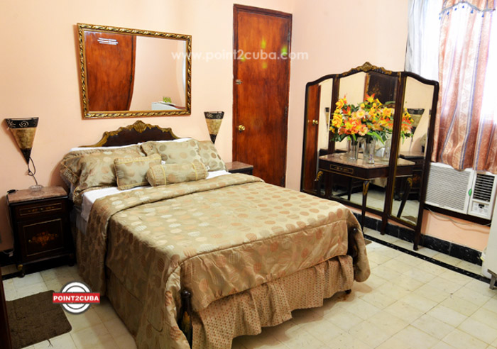 RHPLZC01 Mansion with 5 rooms for rent in Vedado