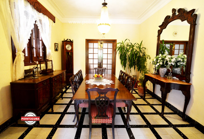 RHPLZC01 Mansion with 5 rooms for rent in Vedado