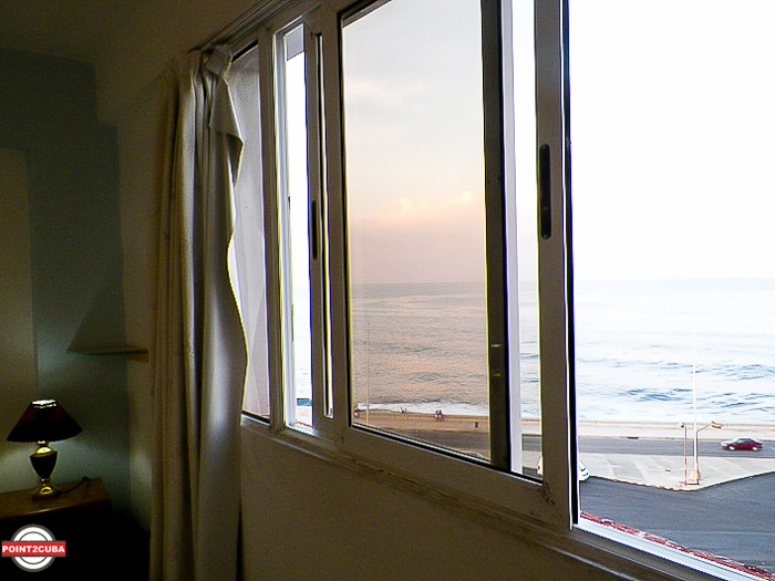 RHPLZC07 2BR Ocean front apartment near National Hotel in Vedado